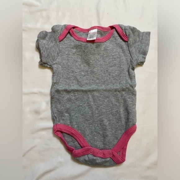 Girls Onesie Brand size 0-3 months 5 onesie’s and 2 pants set - Picture 8 of 12